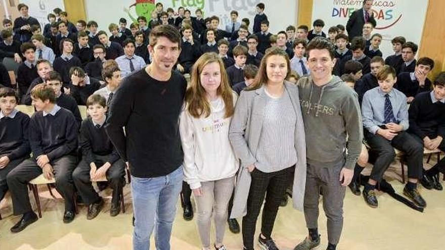 Champagne, María Iglesias, Alba Hoyas y Juanjo Nieto, ayer, en Los Robles.