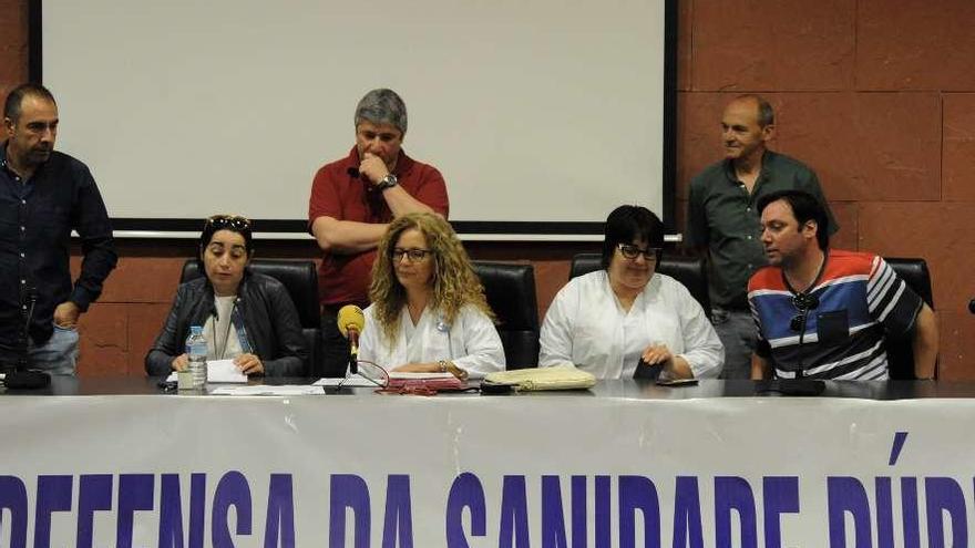 Miembros de la plataforma pola sanidade pública de O Salnés. // Iñaki Abella