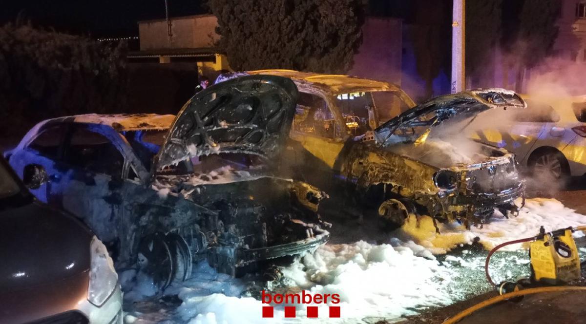 Els vehicles calcinats a Torroella.