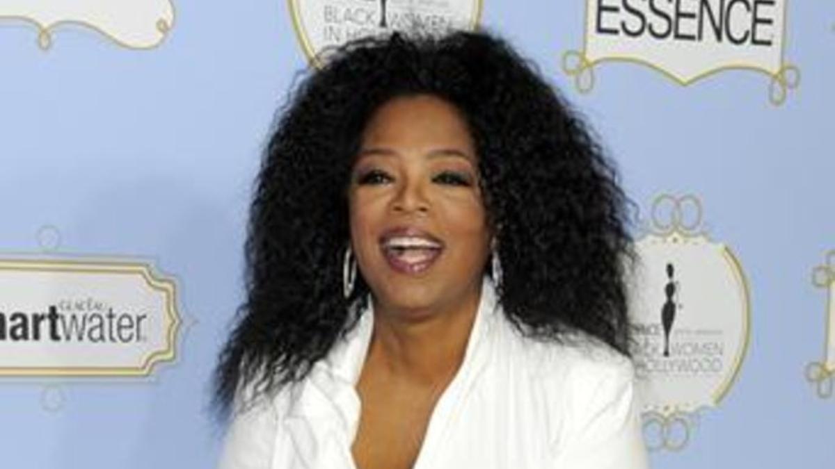 Oprah Winfrey honra a las mujeres negrasipient of the power award  poses130222204304