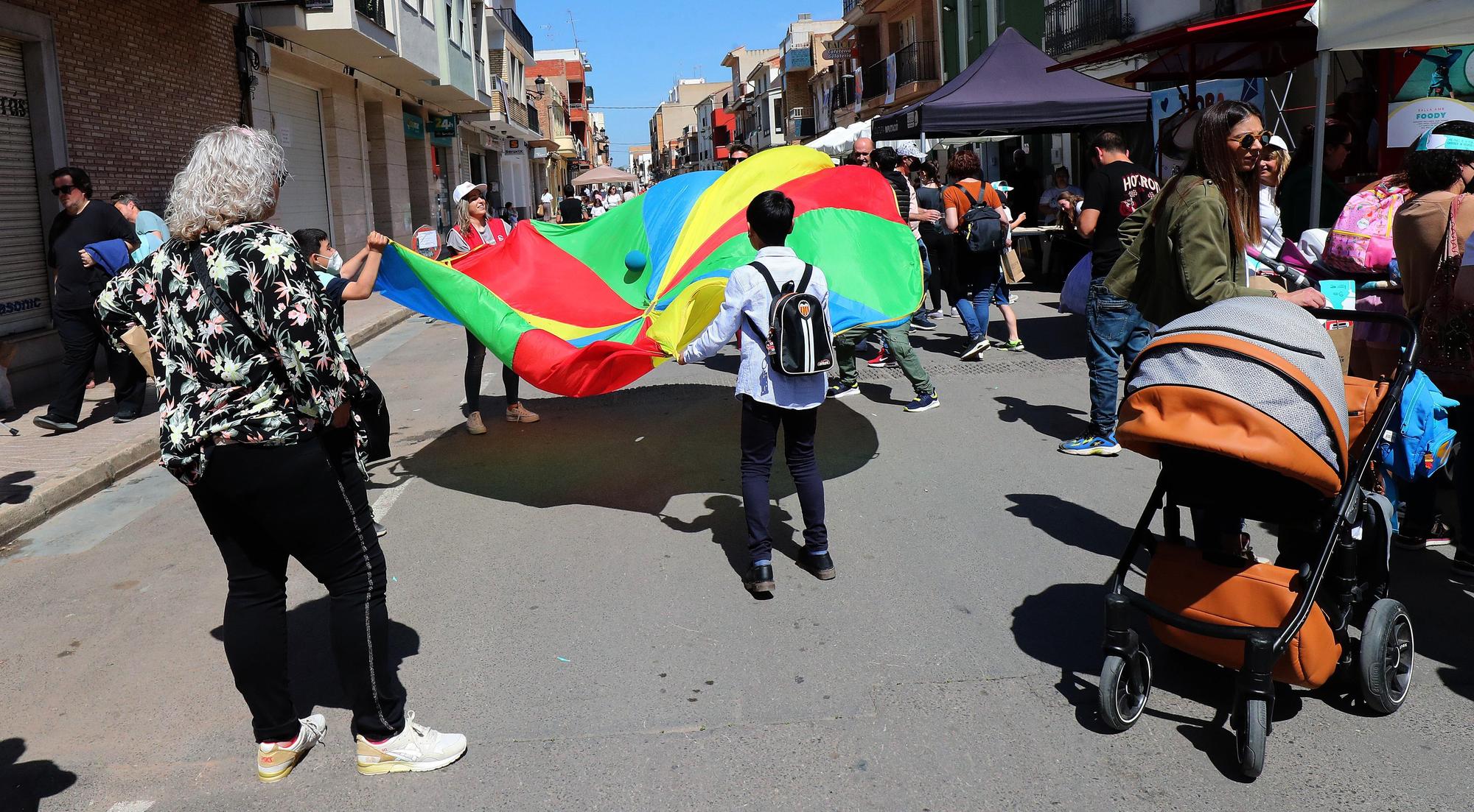 Miles de niños y sus familias viven la fiesta por la lengua en les trobades de Rafelbunyol y Almenara