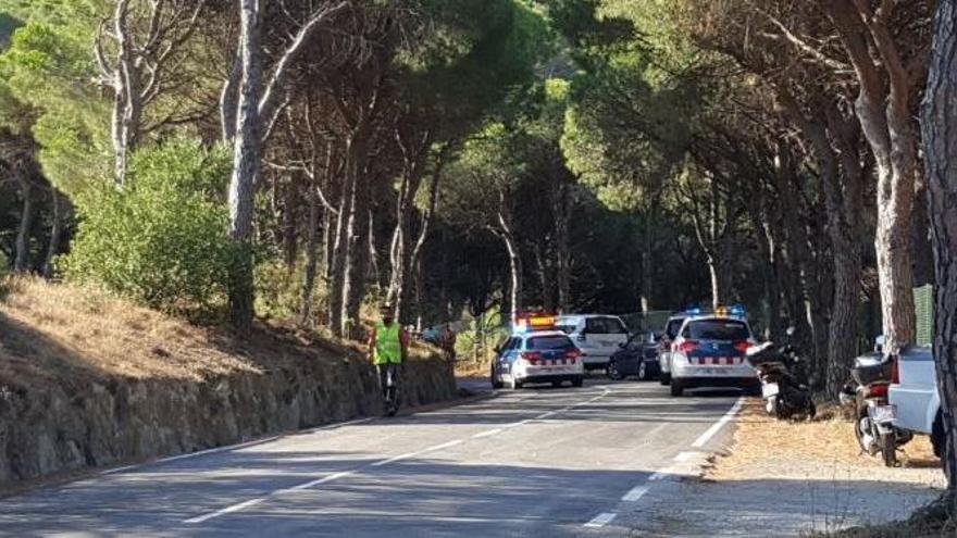 Tres ferits en un accident entre una moto i una bici al Port de la Selva