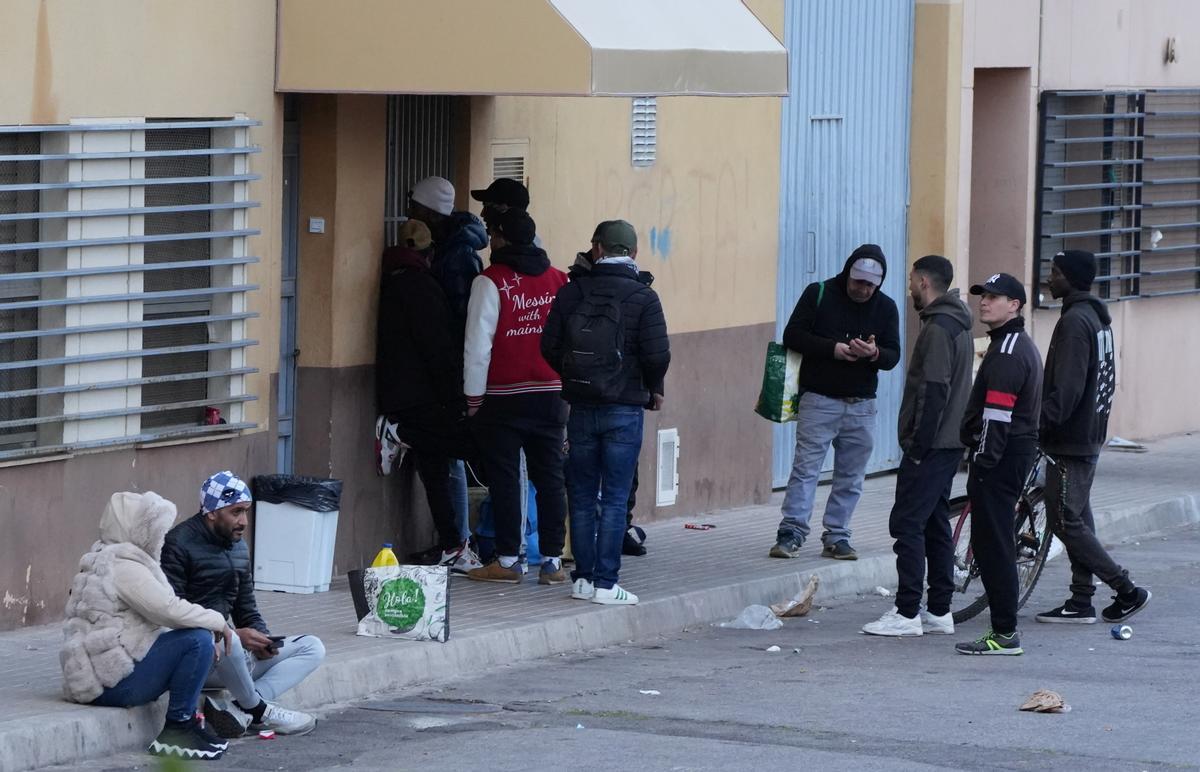 CASTELLON. DIAS DE FRIO. BAJAS TEMPERATURAS. USUARIOS DEL ALBERGUE MUNICIPAL ESPERANDO PARA ENTRAR.