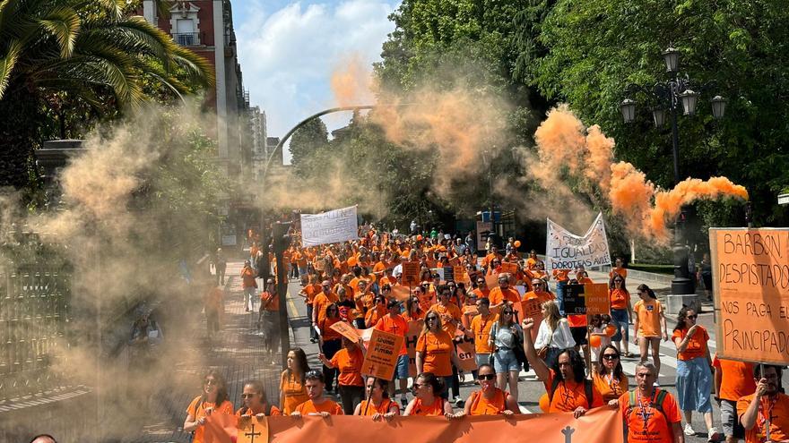 Dos mil profesores de la concertada se movilizan en Oviedo y lanzan un dardo a Barbón: &quot;No olvides quién te educó&quot;