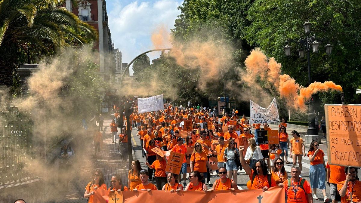 Los profesores de la concertada bajando hacia la Junta General