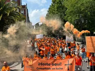 Multitudinaria marcha naranja de la concertada en Asturias para pedir "igualdad" con la pública: "Barbón nos desprecia"
