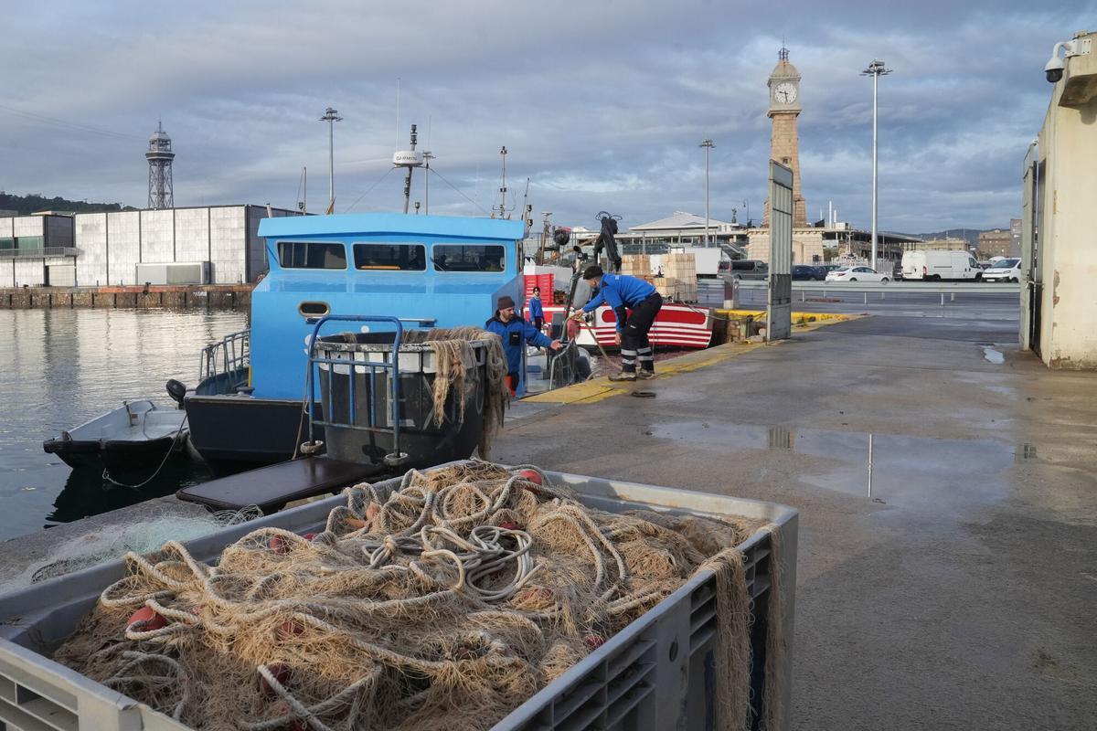 Un barco amarrado durante la protesta de la flota pesquera de bajura en el puerto de Barcelona este lunes.