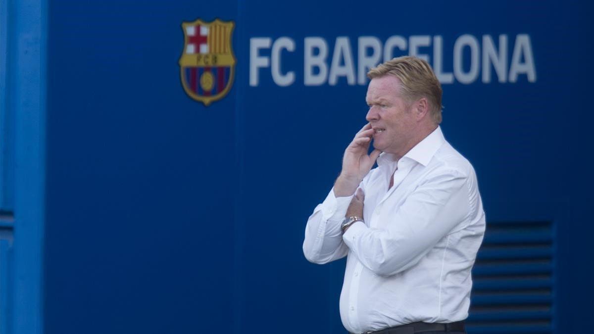 Koeman observa el Barça-Nàstic en el Estadi Johan Cruyff.