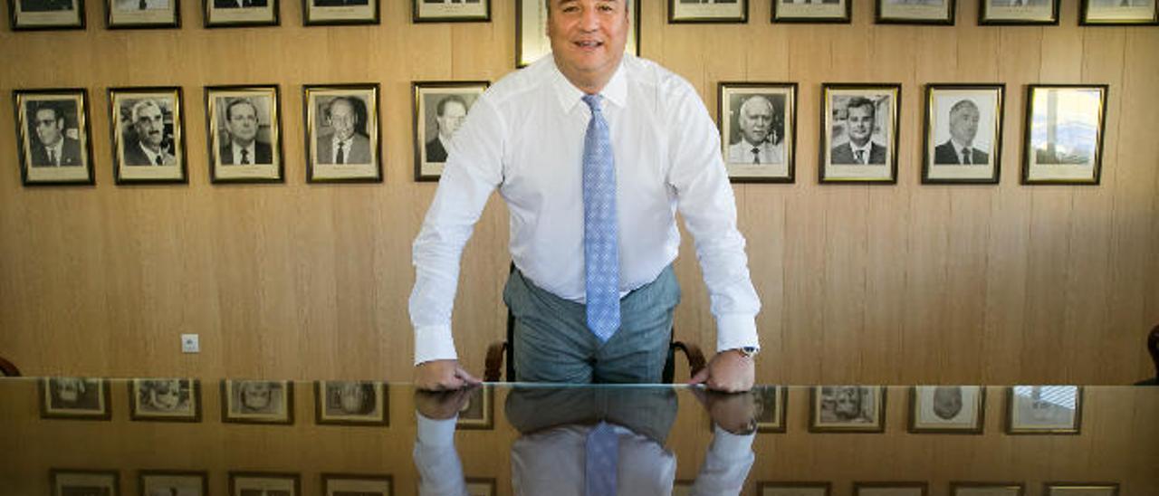 Miguel Ángel Ramírez, presidente de la UD Las Palmas, en la sala de la sede del club en la que están las imágenes de todos los presidentes de la historia de la entidad insular.