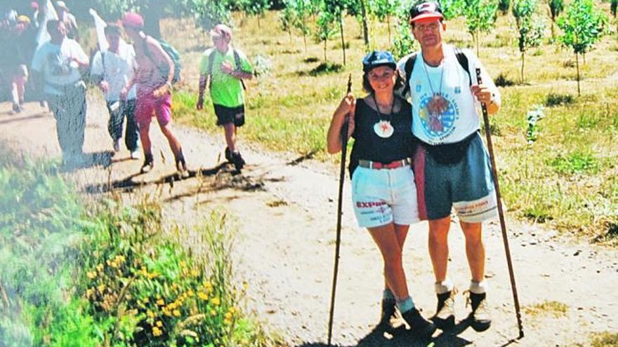 María Prudencia Álvarez y Santiago Calvo durante la ruta hacia Santiago de Compostela en 1997.