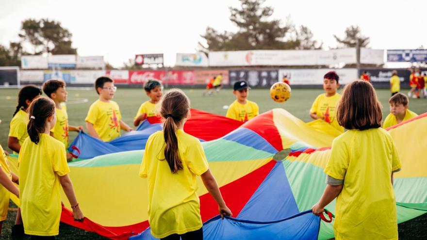 Dos momentos de las jornadas deportivas de Santa Eulària y la donación a Addif. | AJUNTAMENT DE SANTA EULÀRIA
