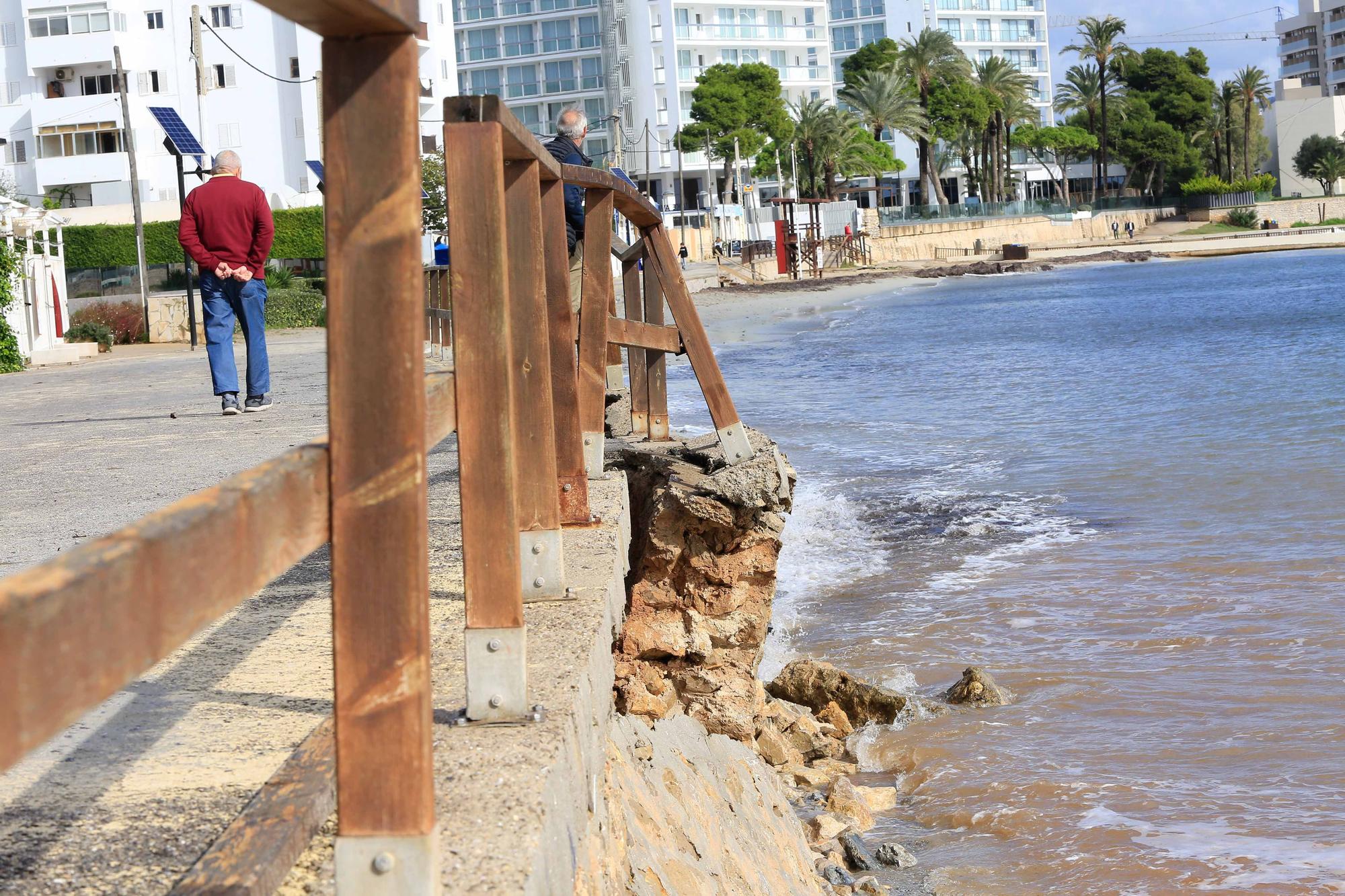 El paseo de Platja d’en Bossa se hunde sobre el mar