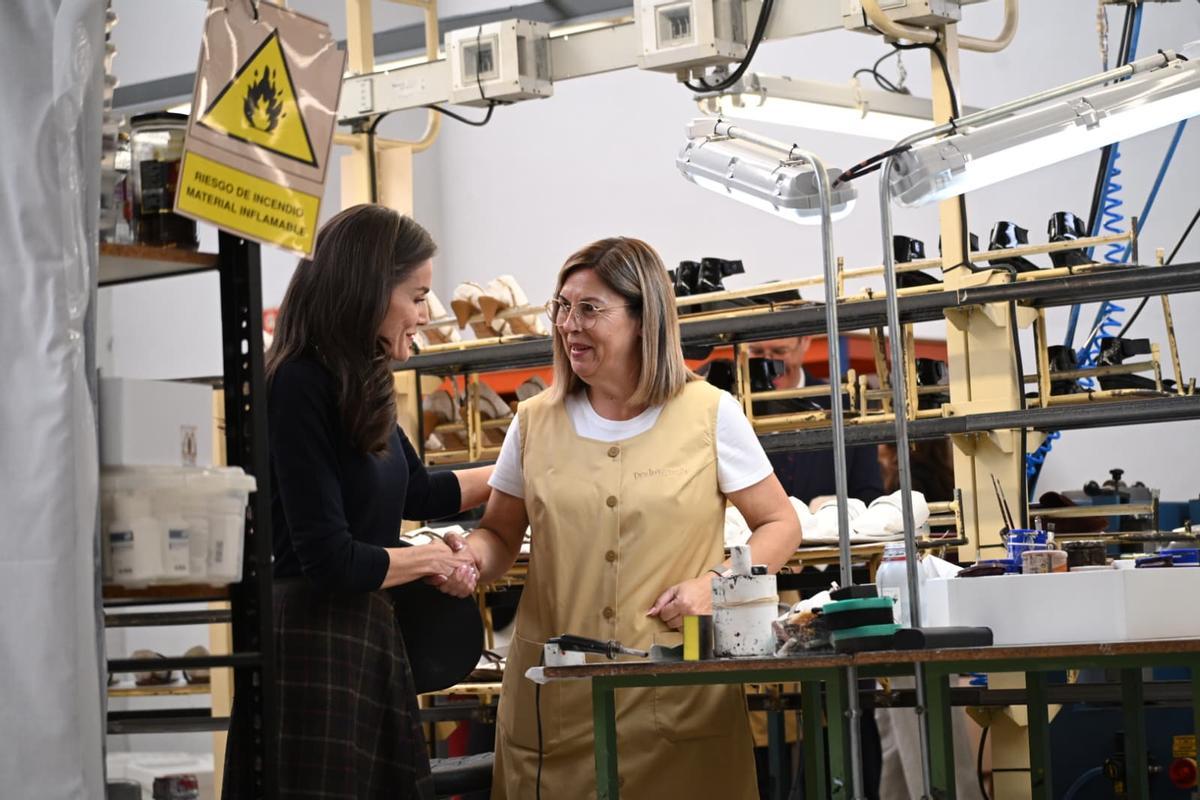 La reina Letizia visita la fábrica de calzado de la firma Pedro García