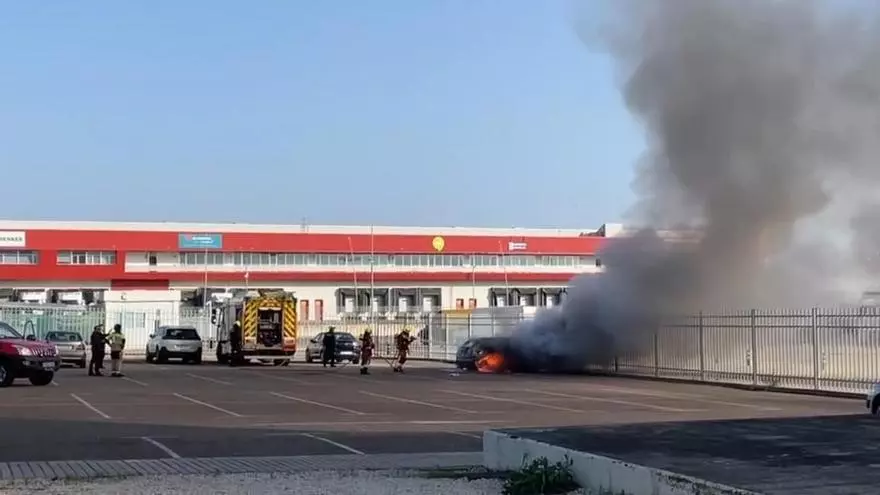 Arde un coche estacionado en el Parque Logístico de Córdoba