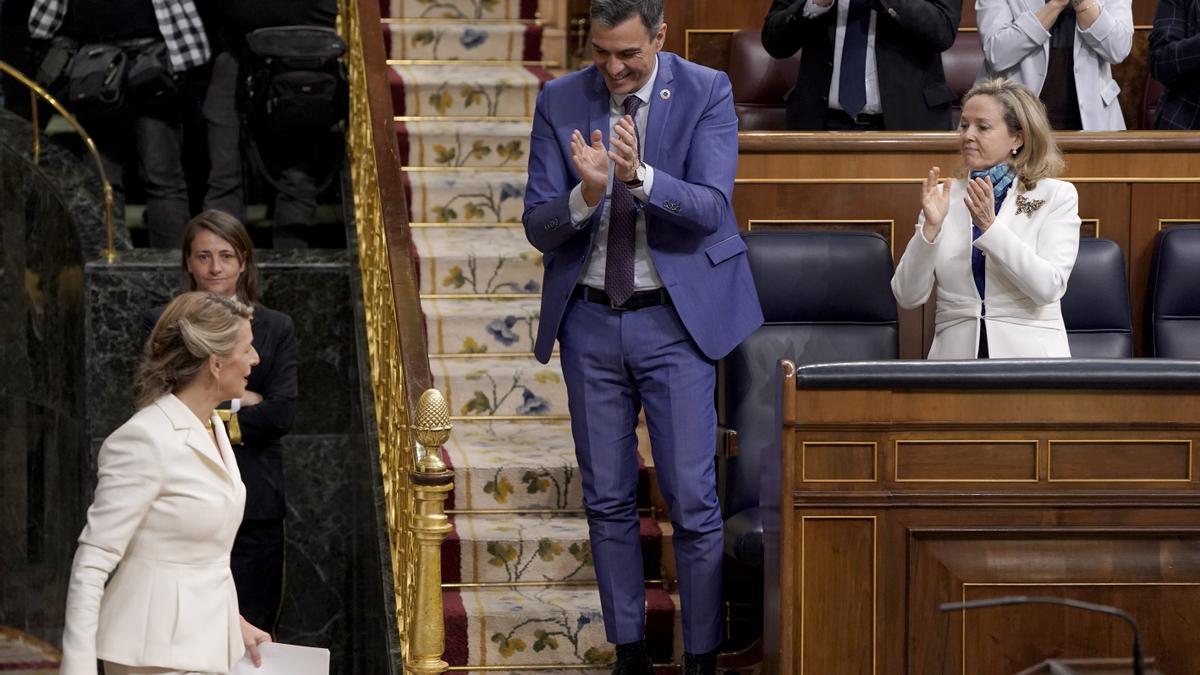 Pedro Sánchez aplaudiendo a Yolanda Díaz tras finalizar su discurso.