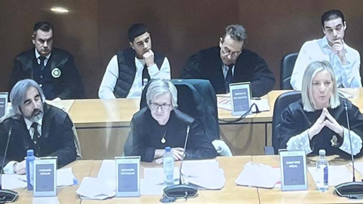 La fiscal del caso Samuel Luiz, a la derecha en la primera fila, presenta sus conclusiones en el juicio.