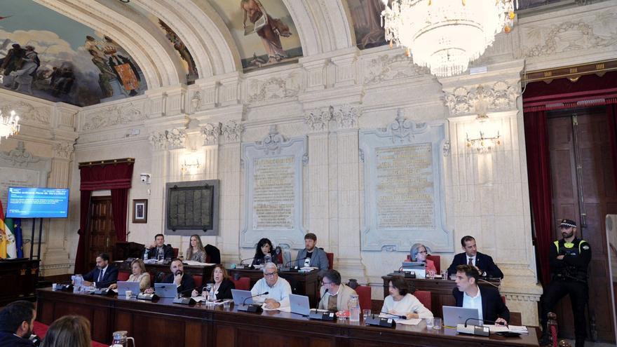 Las manifestaciones en Ferraz acaban con la cordialidad en el Pleno de Málaga: “No vamos a permitir el blanqueamiento de la extrema derecha”