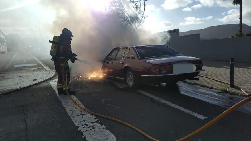 Un vehículo se incendia debido a un calentamiento del motor