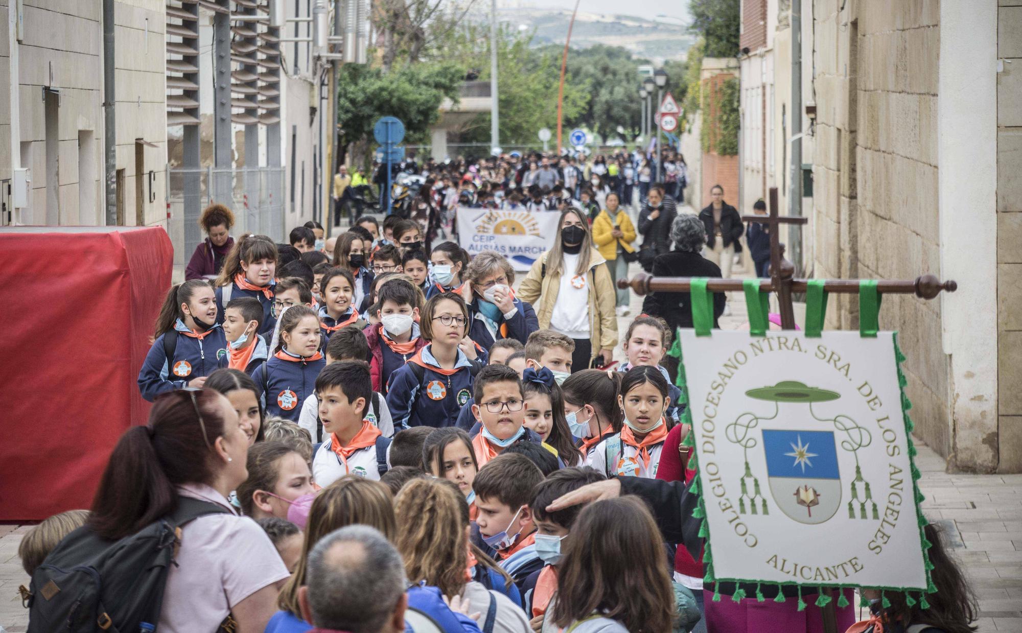 El obispo José Ignacio Munilla recibe a los niños en la Peregrina Escolar de Santa Faz