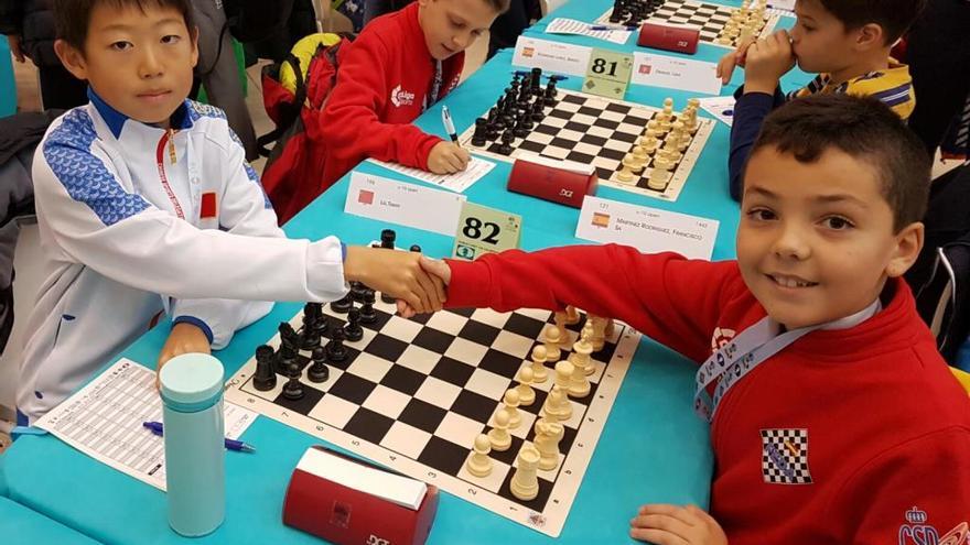 Francisco Martínez saluda a su rival chino antes de empezar una partida