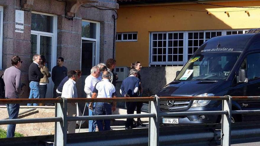 La lanzadera verde, en una de sus paradas, durante el primer día del servicio de transporte. // A. Hernández