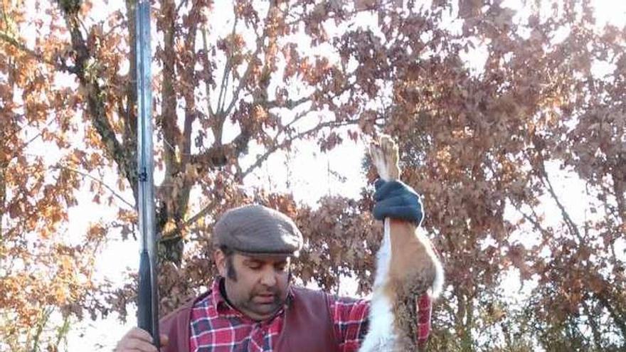 Un cazador recoge una libre lograda en una jornada de campo.