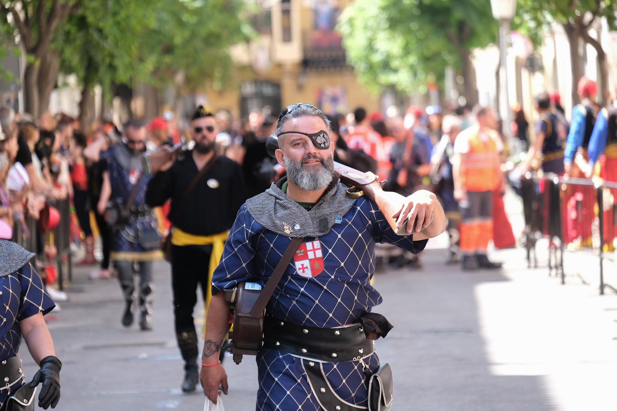 Los moros conquistan Elda: así ha sido el alardo y la embajada