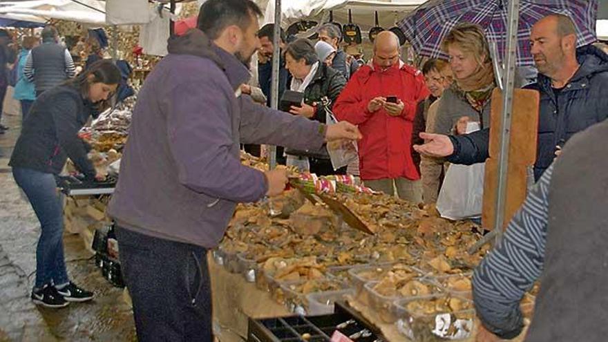 Mancor. Las exposiciones etnológicas como la de la vieja maquinaria de la ´tafona´ de sa Font y los puestos de setas fueron los puntos de atracción de los asistentes a la feria.