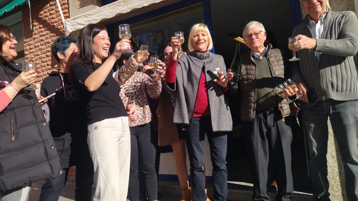 QUINTO PREMIO LOTERÍA DE NAVIDAD: Fiesta a las puertas de la administración de Pego que ha repartido parte de un quinto premio de la Lotería de Navidad