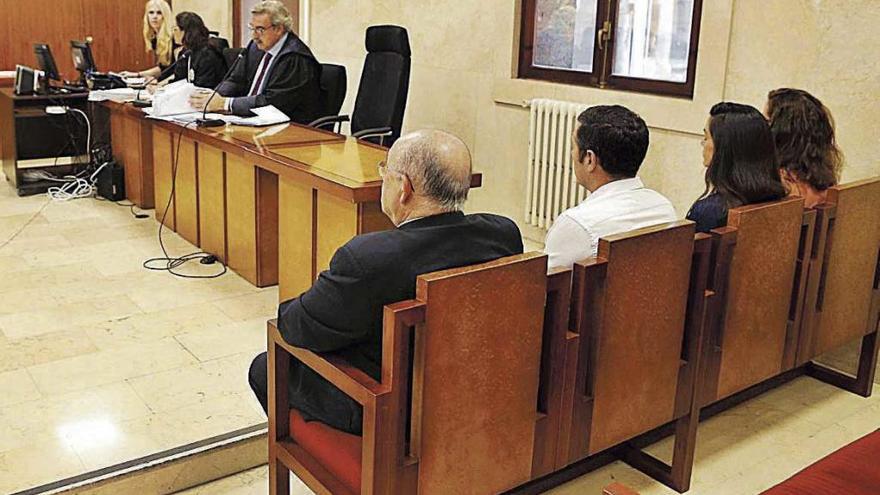 Los cuatro acusados de un delito continuado de estafa, ayer durante el juicio en la Audiencia.