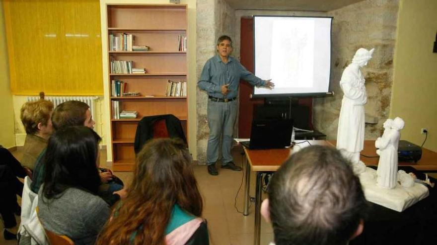 Asistentes y el escultor Ricardo Flecha Barrio en el Seminario.