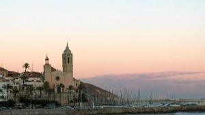 Un home ataca la seva mare a Sitges, baixa armat a la platja i fuig nedant de la policia fins que el detenen