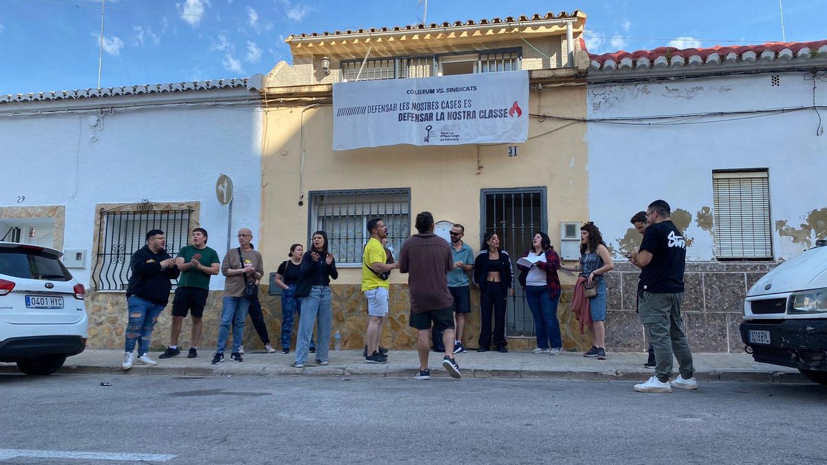 Activistas hacen una barrera humana para evitar el desahucio en Burjassot.