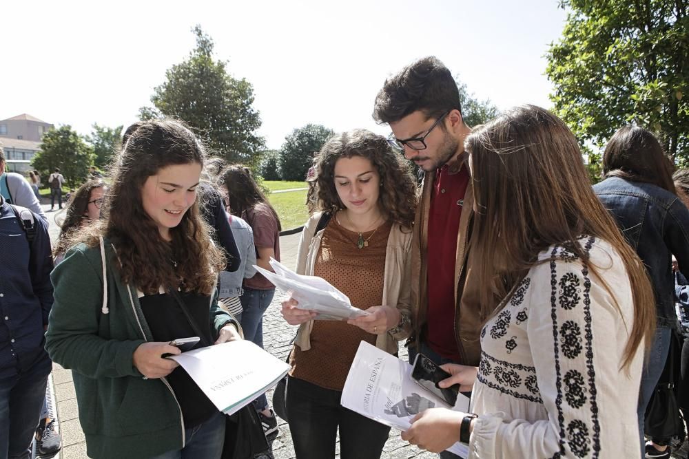 Alumnos se examinan de la PAU en Gijón