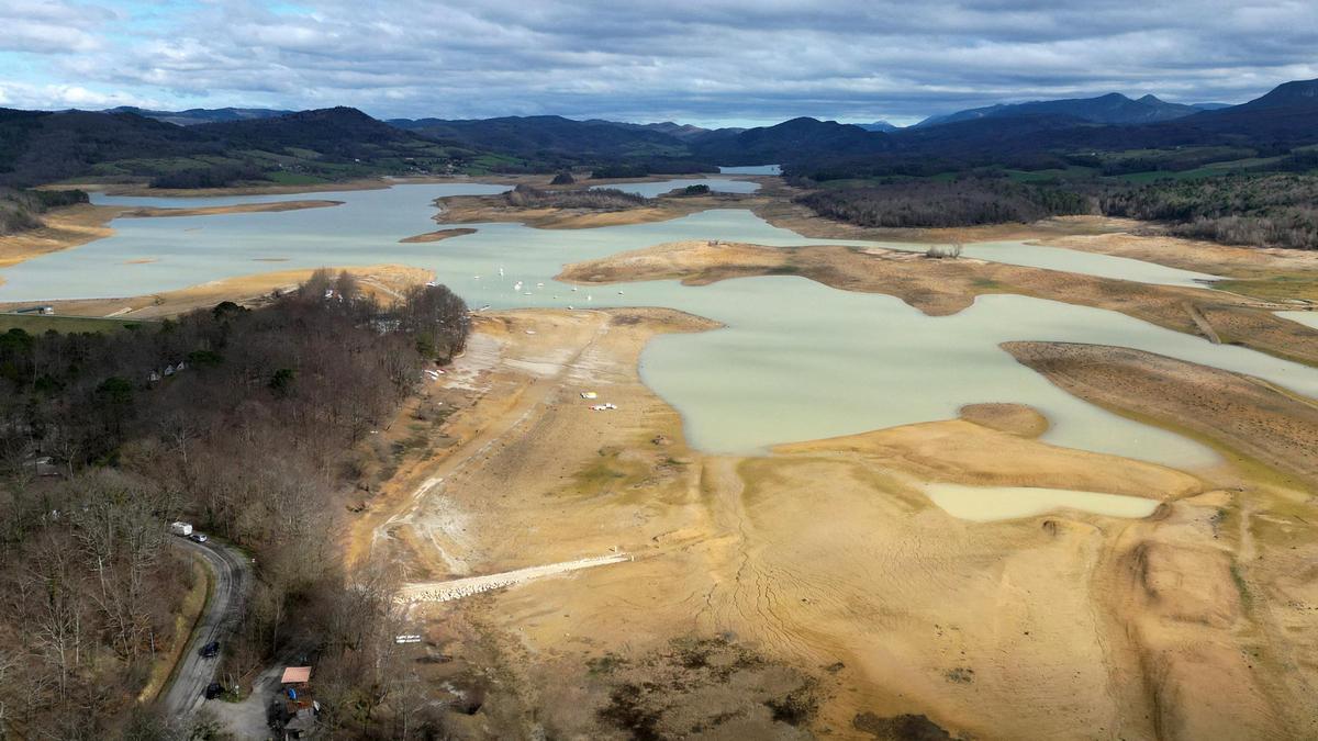 El lago de Montbel, en los Pirineos Orientales franceses, afectado por la sequía.