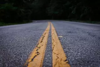 ¿Cuál es la utilidad de las rayas rosas y verdes en la carretera?