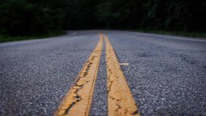 ¿Cuál es la utilidad de las rayas rosas y verdes en la carretera?