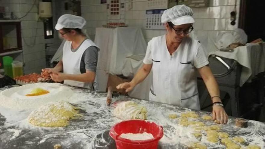 Elaboración artesanal de «les coquetes», ayer en el Horno Begoña de Estivella.