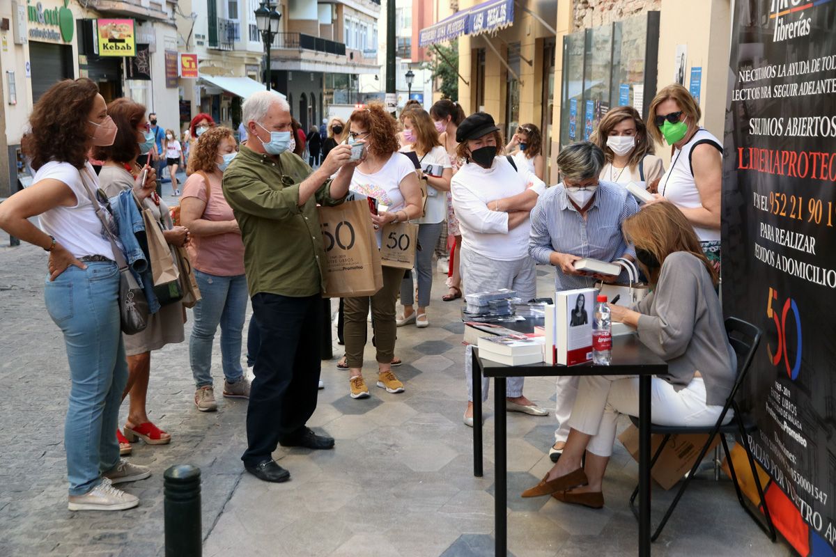 María Dueñas acude a Proteo para apoyar la librería