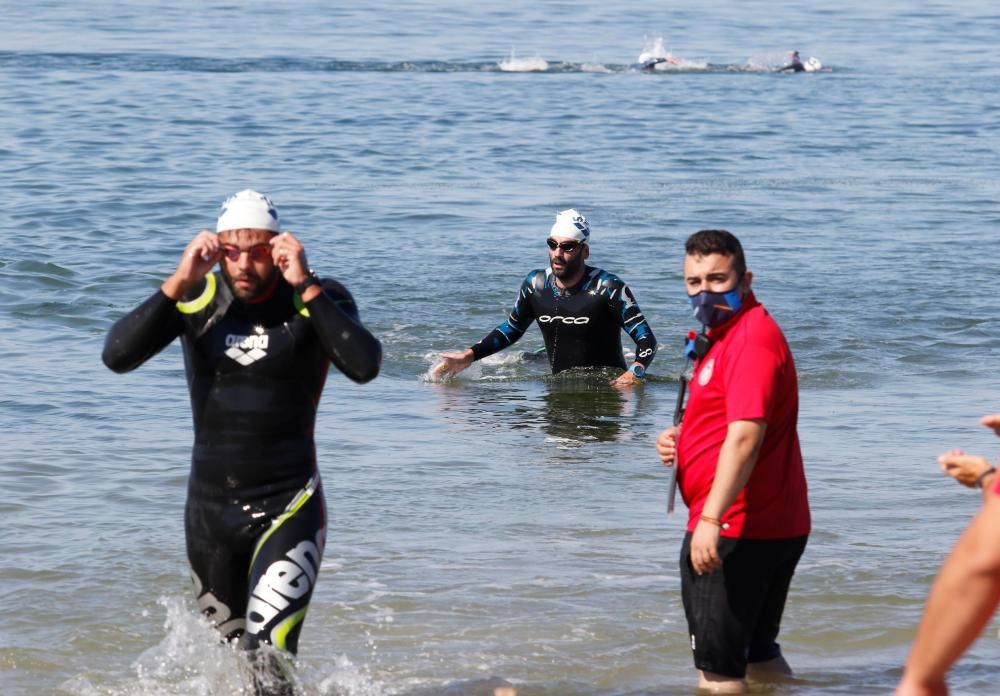 400 nadadores desafían a las aguas de Praia América. // Alba Villar