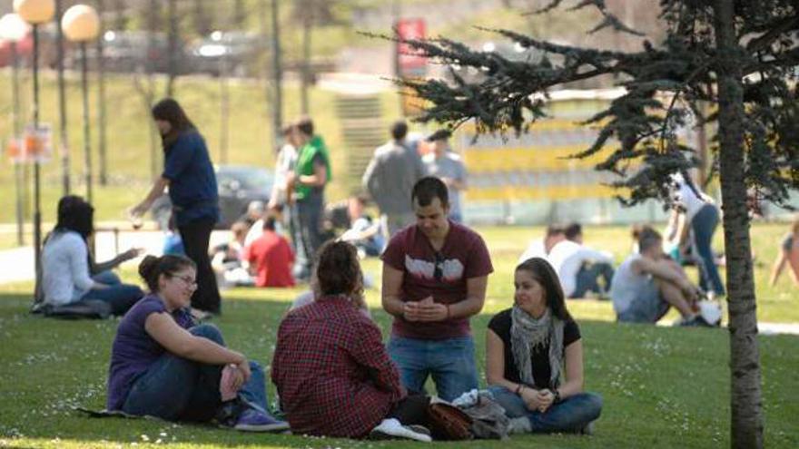 Universitarios en el campus coruñés. / Fran Martínez