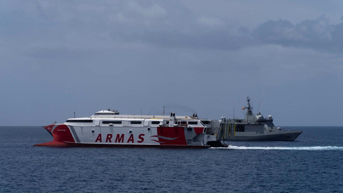 La Armada coordina un simulacro de colisión de un buque en Los Cristianos