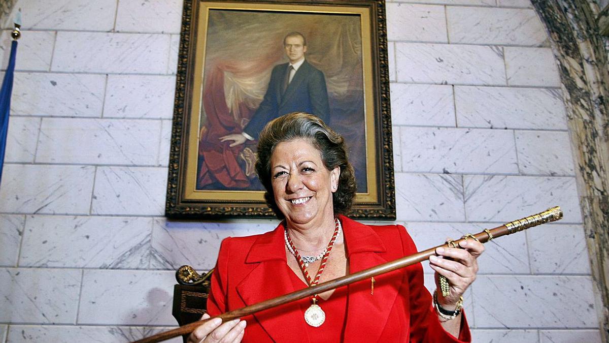 Foto de archivo de la exalcaldesa, mostrando la vara de mando | EFE/K.FÖRSTERLING