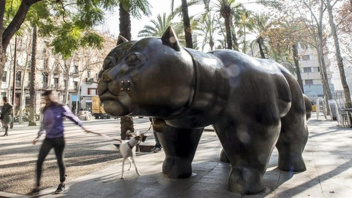 El gato de Fernando Botero, en la Rambla del Raval.