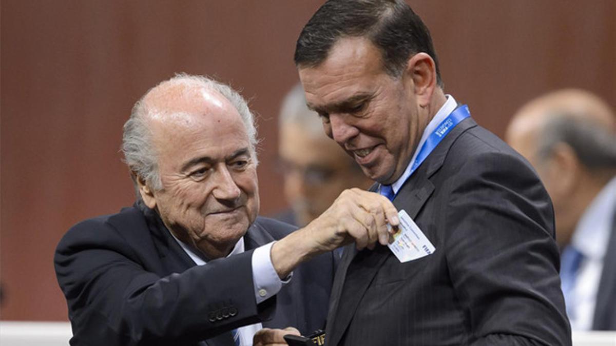 Blatter junto con el presidente de la CONMEBOL Juan Angel Napout