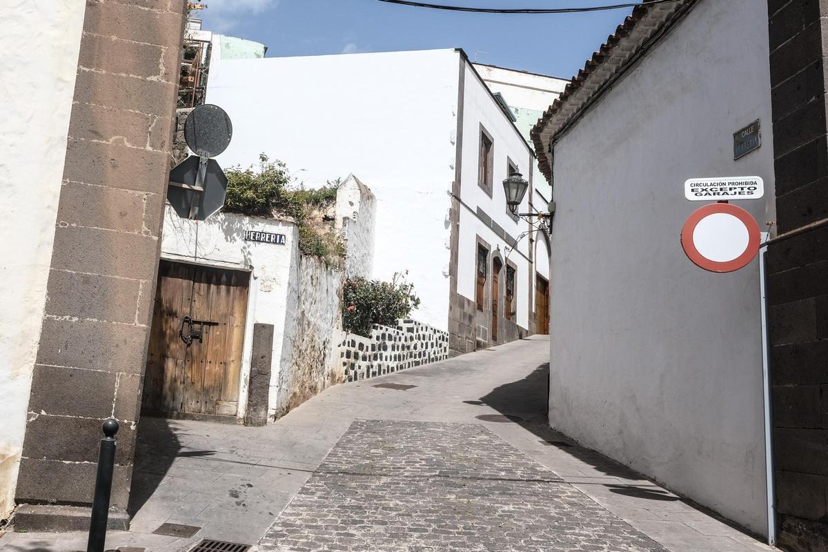 Calle Herrería, junto a la iglesia y una de las más antiguas, que toma el nombre por el oficio artesano.