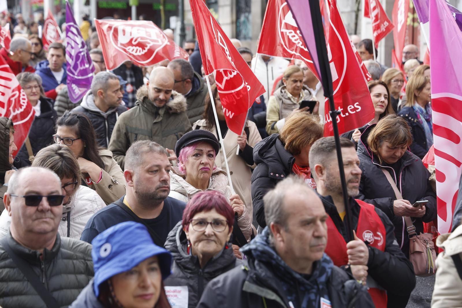 El Primero de Mayo resiste a la lluvia y marcha en Vigo por el pleno empleo