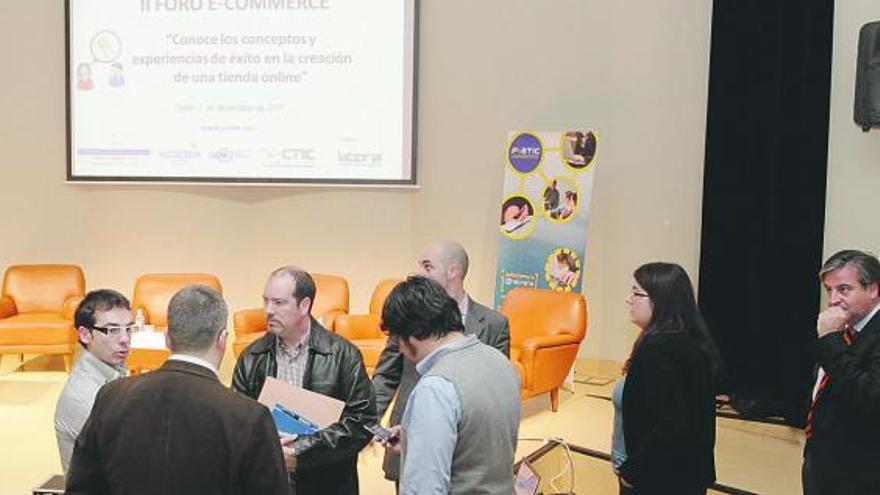 Varios participantes del foro «E-Commerce», departiendo con Javier Echaleku, primero por la izquierda.