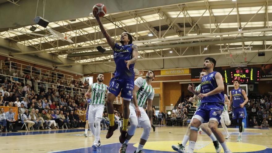 Tarde grande en Pumarín (86-81): El Alimerka Oviedo Baloncesto derrota al Betis y a sus fantasmas