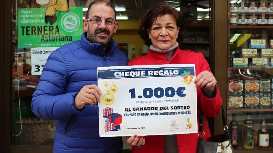 Los comerciantes de Noreña entregan mil euros en vales de compra